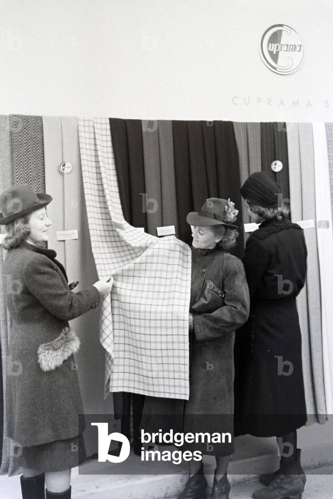 Women at a stand by the company I.G.Farbenindustrie with aceta artificial silk, on the occasion of the Wiener Modewoche in the house of fashion 