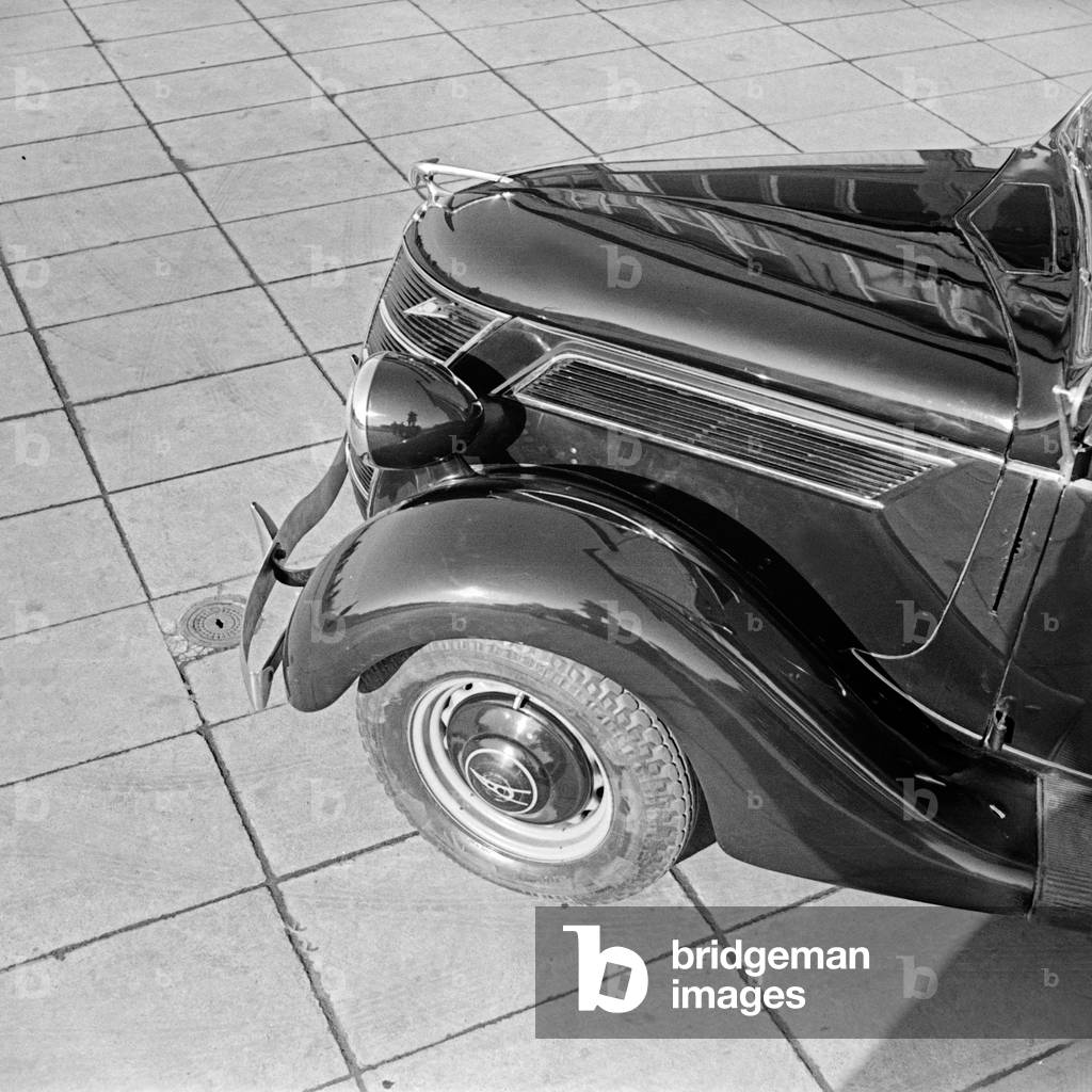 Bonnet of a Ford V8, Germany 1930s (b/w photo)