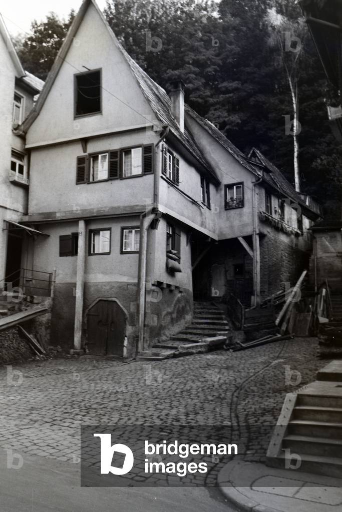 A walk through the historic district of Tübingen leads through many alleys past old half-timbered houses, Germany 1930s (b/w photo)