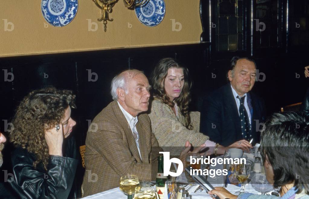 German actors Evelyn Hamann, Vicco von Buelow aka Loriot, Margarete Jacobs and Will Quadflieg at a restaurant in Hamburg, 1984