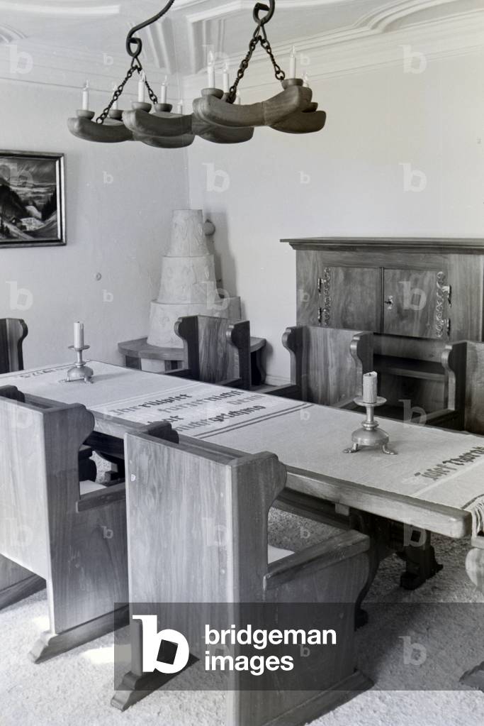 Dining room with a long table and table runner in the Hartmannsberg castle, the residence of Hitler´s favoured sculptor Josef Thorak, Germany 1930s (b/w photo)