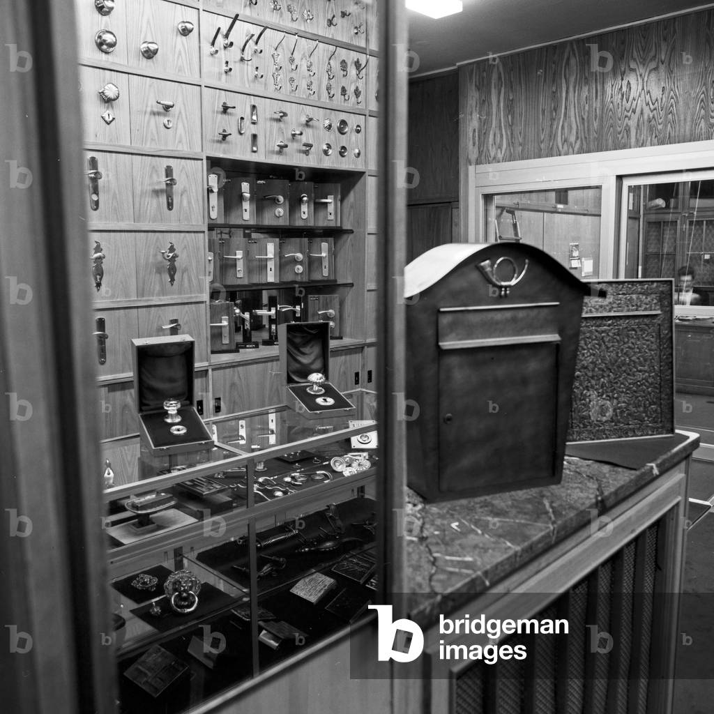 Articles inside of the outlet of architectural hardware company Musfeldt at Hamburg by night, Germany 1960s