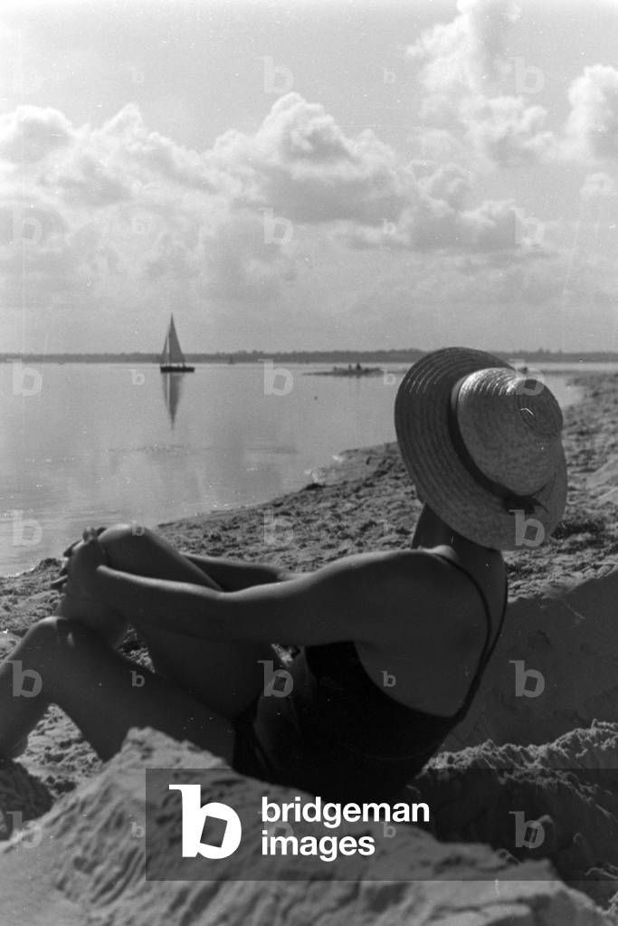 Having fun near Laboe on the shore of the Baltic Sea, Germany 1930s (b/w photo)