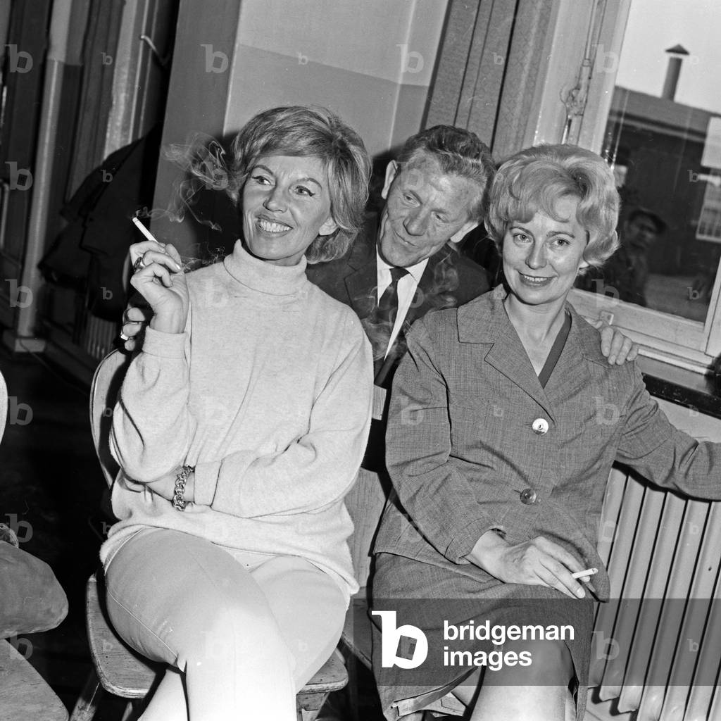 German singer Lale Andersen smoking a cigarette with friends, Germany 1960s