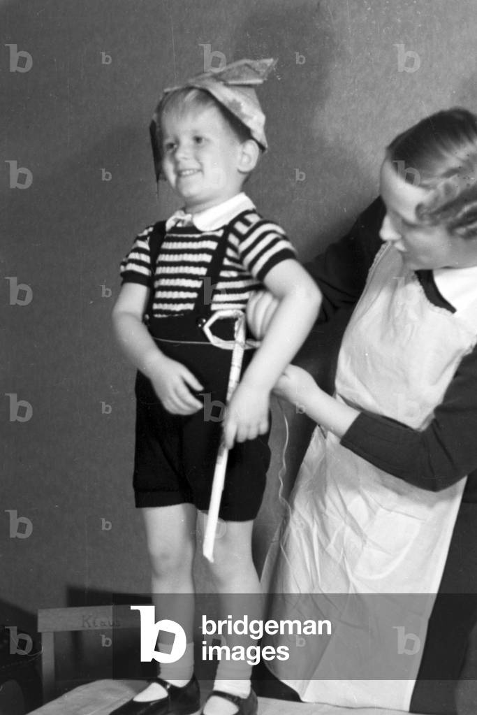 Mother and child doing handicrafts, Germany 1930s (b/w photo)