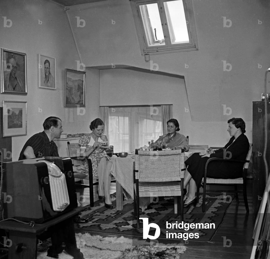 The painter Hans Paap and three women at his loft studio, Germany 1930s (b/w photo)