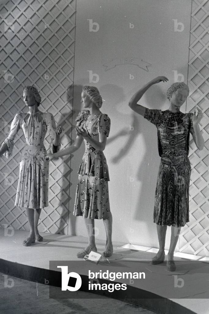 Display dummys in patterned dresses by fashion designer Rothe, made of the synthetic rubber vistra of the chemistry company I, G. Farbenindustrie AG, Germany 1940s (b/w photo)