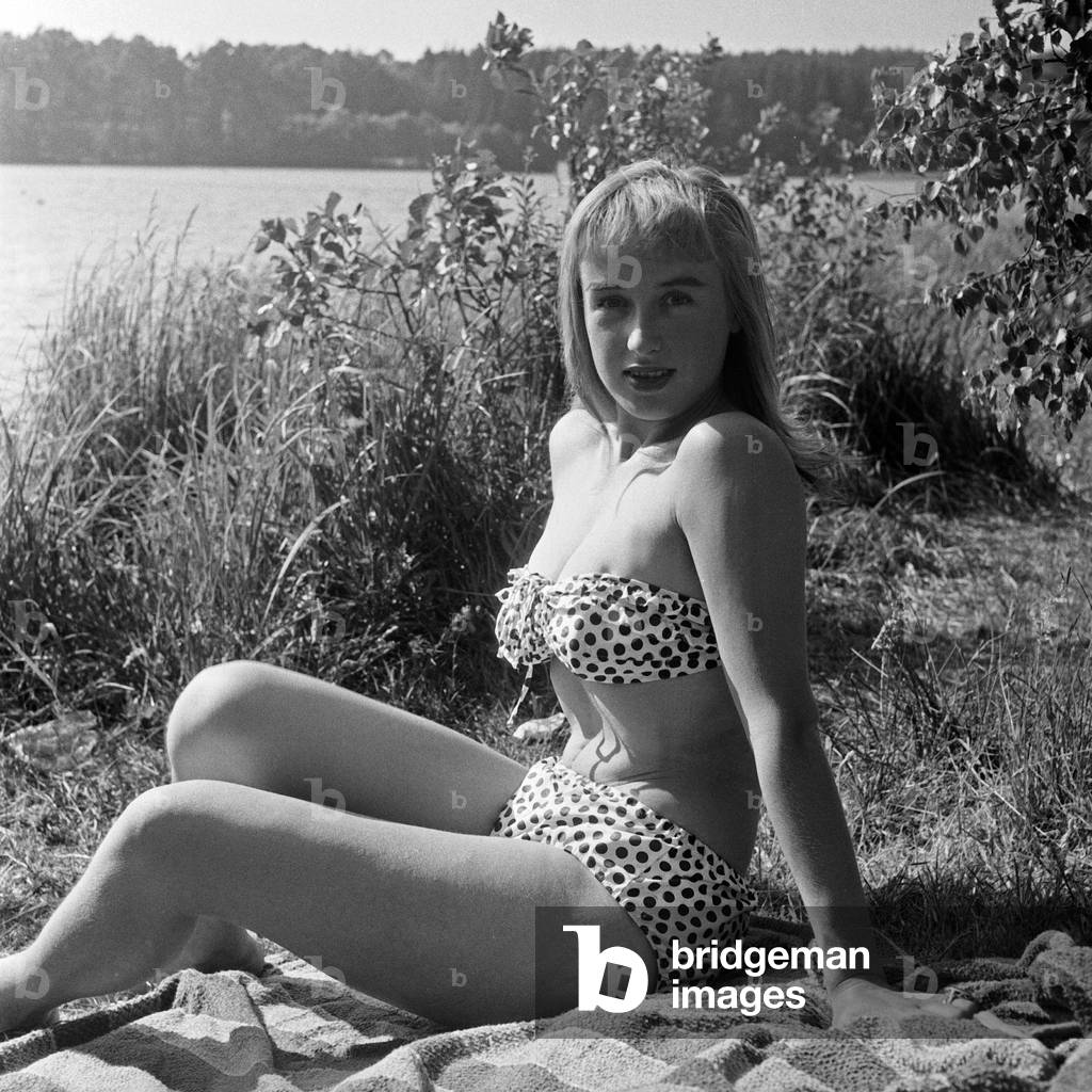 German actress, jazz and schlager singer Dany Mann on a lawn on the shore of river Elbe, Germany 1950s
