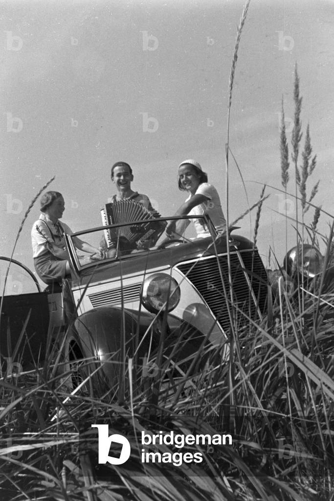 Vacation at the Baltic Sea, Germany 1930s (b/w photo)