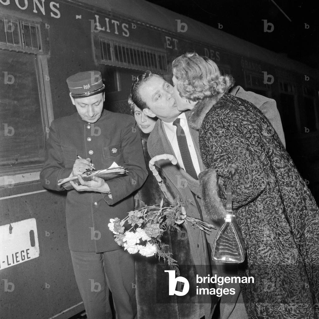 German violinist Helmut Zacharias saying good bye to his wife Hella at Hamburg main station, Germany 1950s