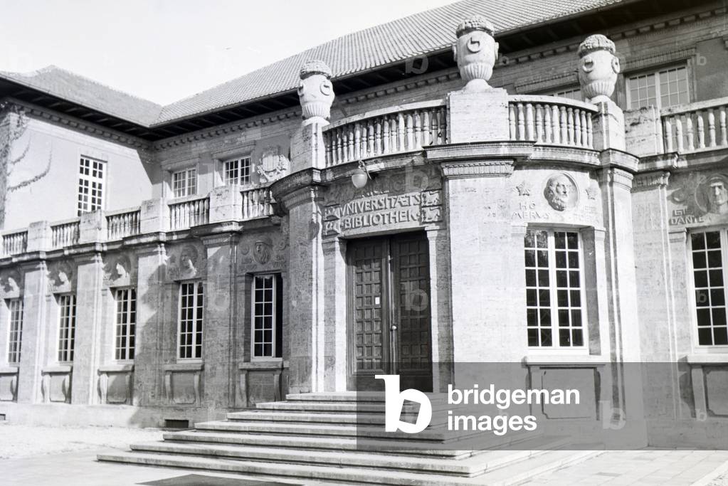 The university library in the Bonatzbau with a set of portraits of famous scholars in the building fassade, Tübingen, Germany 1930s (b/w photo)