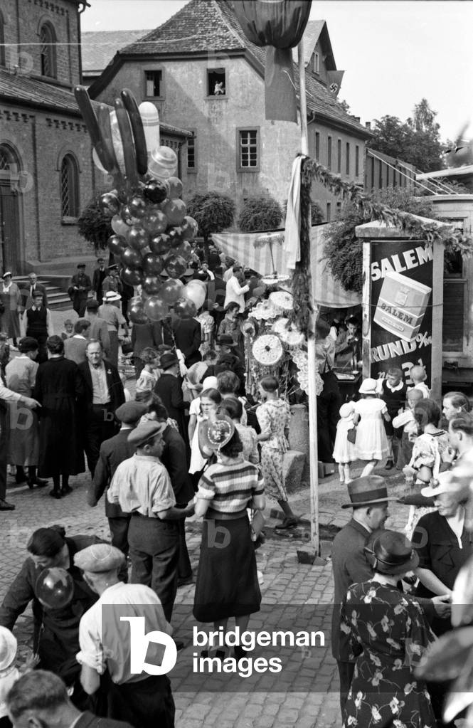 A lot of people visiting the annual radish fair at Schifferstadt, Germany 1930s (b/w photo)