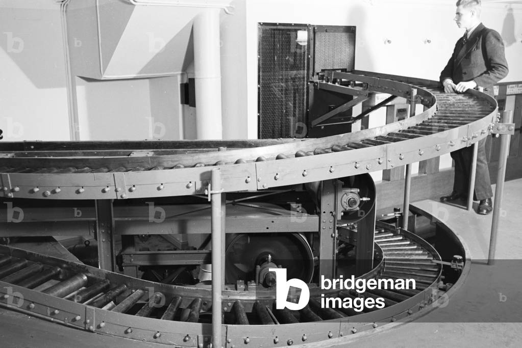 The book conveyor system in the library magazine of the Berlin State Library (former Prussian State Library), Germany 1930s (b/w photo)