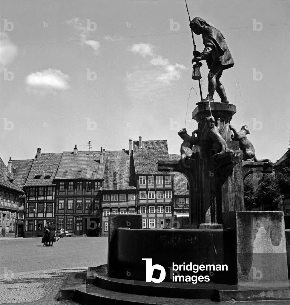 The Katzenbrunnen fountain at the Neustaedter Markt market at Hildesheim, Germany 1930s (b/w photo)