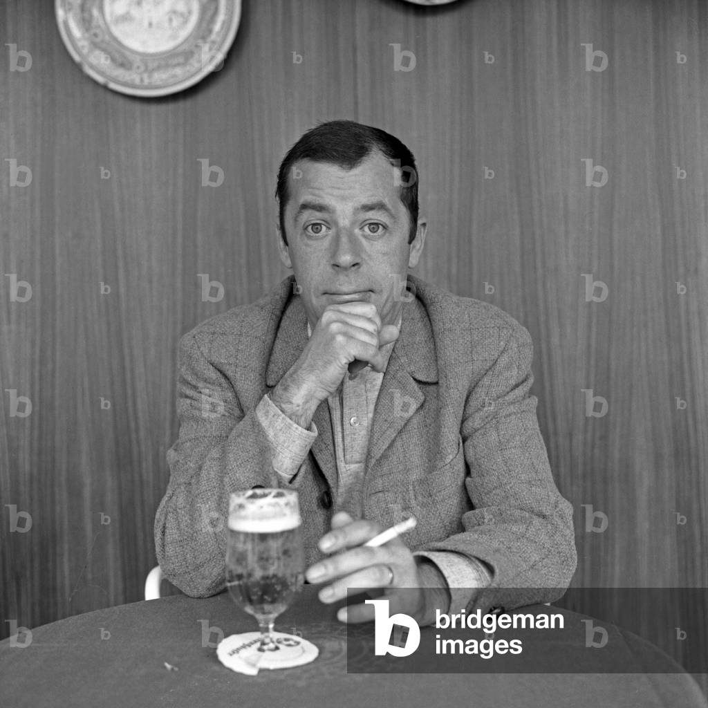 The British singer, actor, radio and TV presenter Chris Howland having a beer, Hamburg 1960s