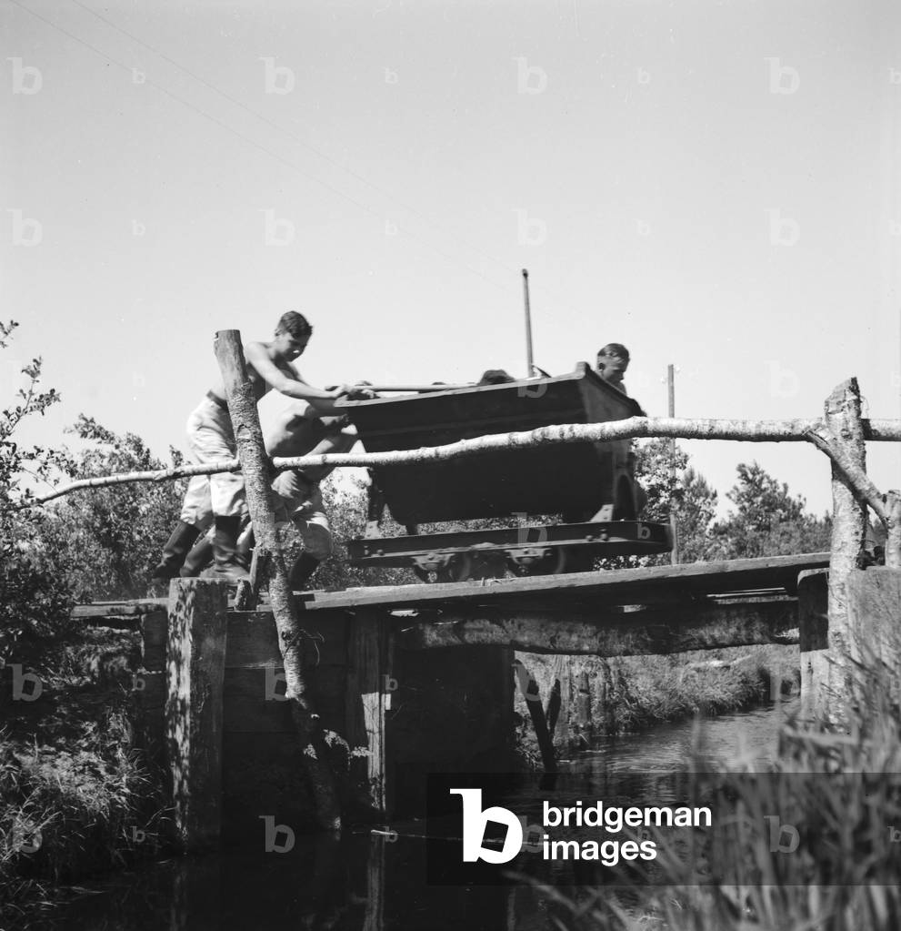 Soldiers during construction work in summer, Germany 1930s (b/w photo)