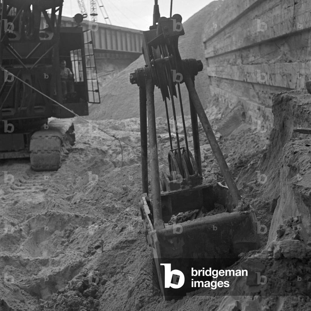 Motor feeder at Reichsautobahn highway - continous construction of the motorway feeder although the war at Nikolassee, Germany 1940 (b/w photo)