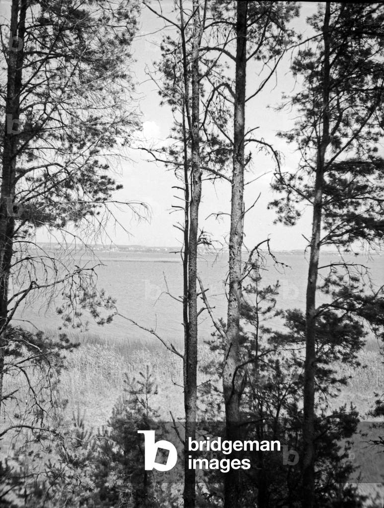 Loewentinsee lake in Masuria with view to Loetzen, East Prussia, 1930s (b/w photo)