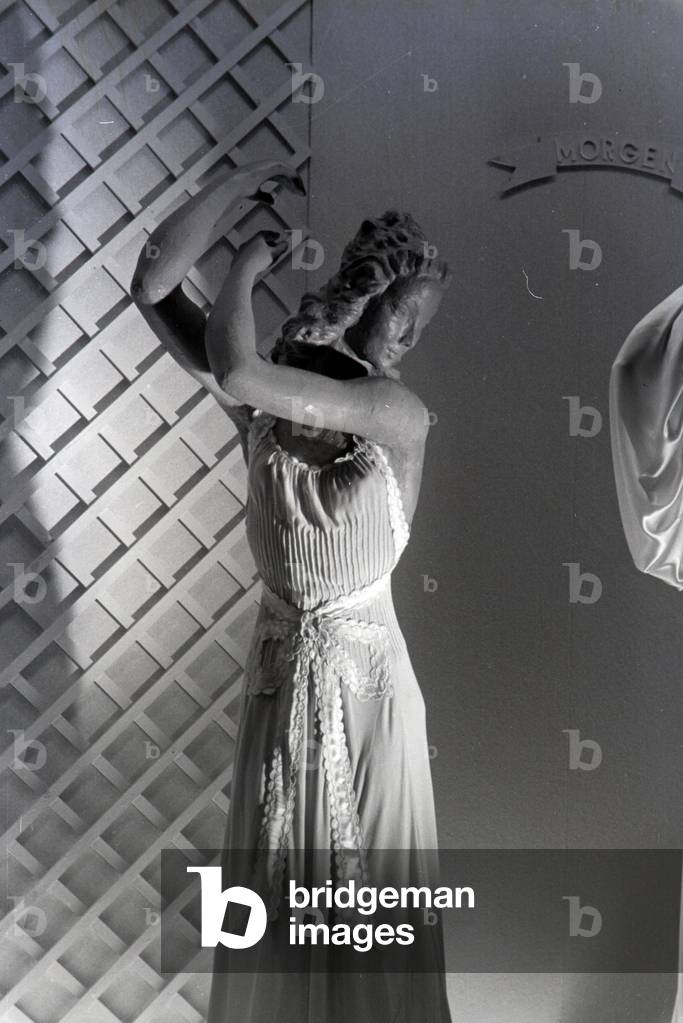 Display dummy in clothes dealing with the subject morning by fashion designer Eva Lemke, made of the synthetic rubber vistra of the chemistry company I, G. Farbenindustrie AG, Germany 1940s (b/w photo)