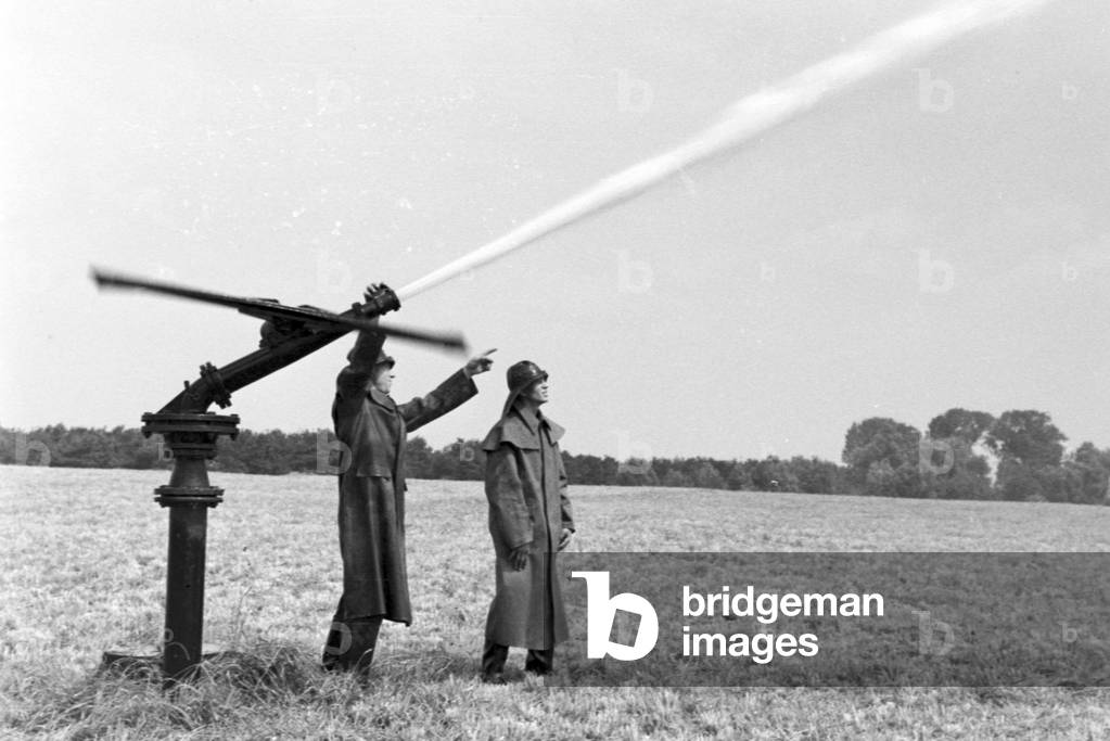 A sprinkler system in its agricultural use at a potato field, Germany 1930s (b/w photo)