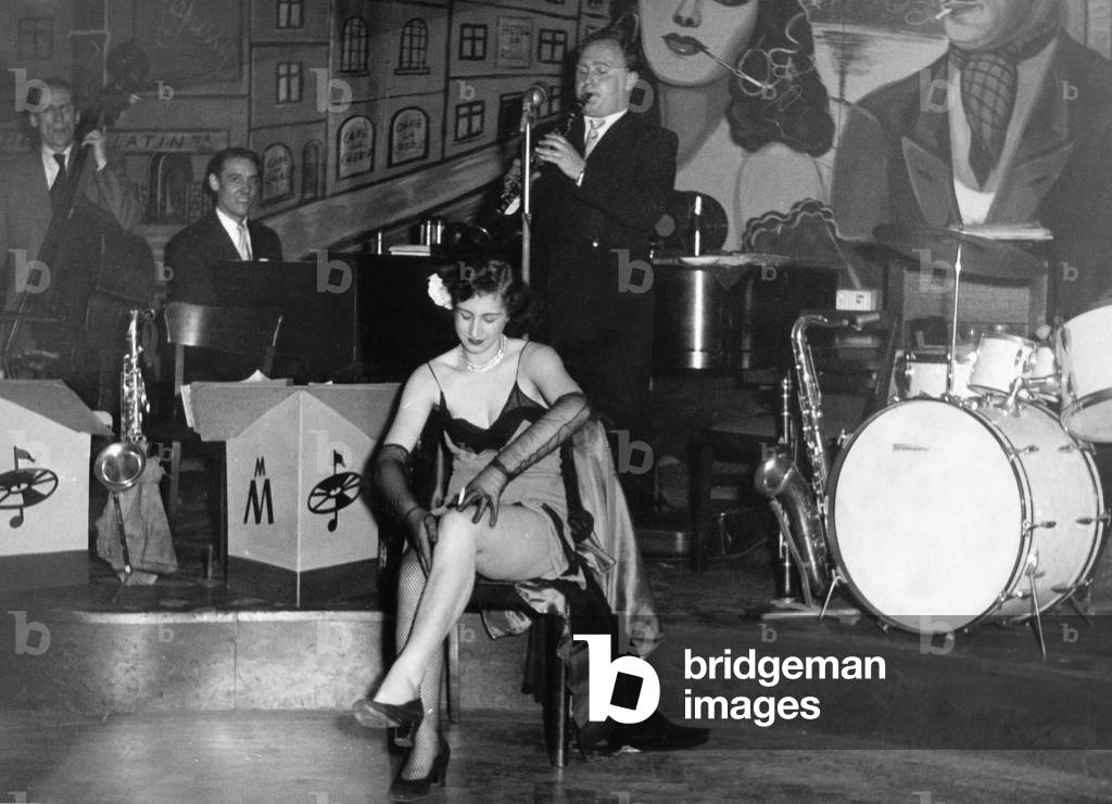 A female dancer performing on stage of a nightclub at Hamburg Reeperbahn, 1950s