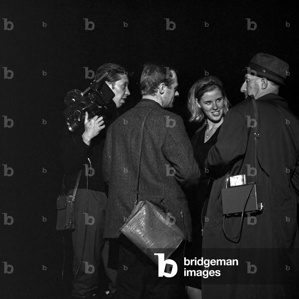 Gentlemen ask to checkout