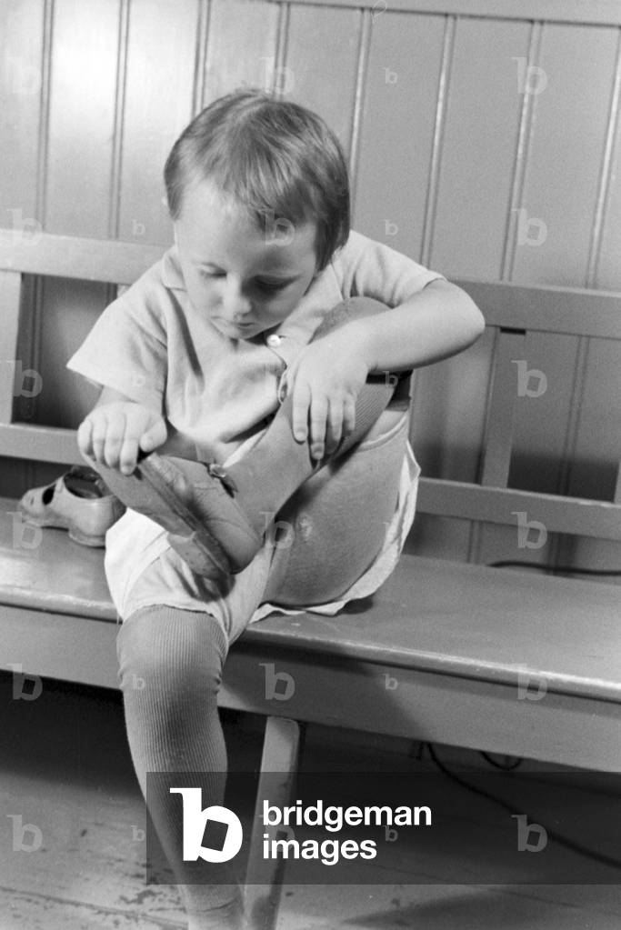 A toddler in the kindergarten of the Fröbelhaus in Oberweißbach, Germany 1930s (b/w photo)