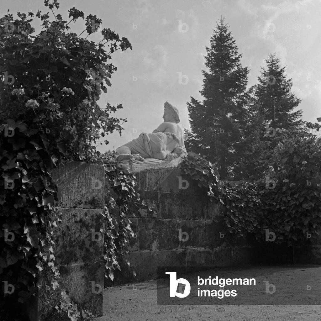 Sculpture of a resting goddess at spa gardens of Wildbad in Black Forest, Germany 1930s (b/w photo)