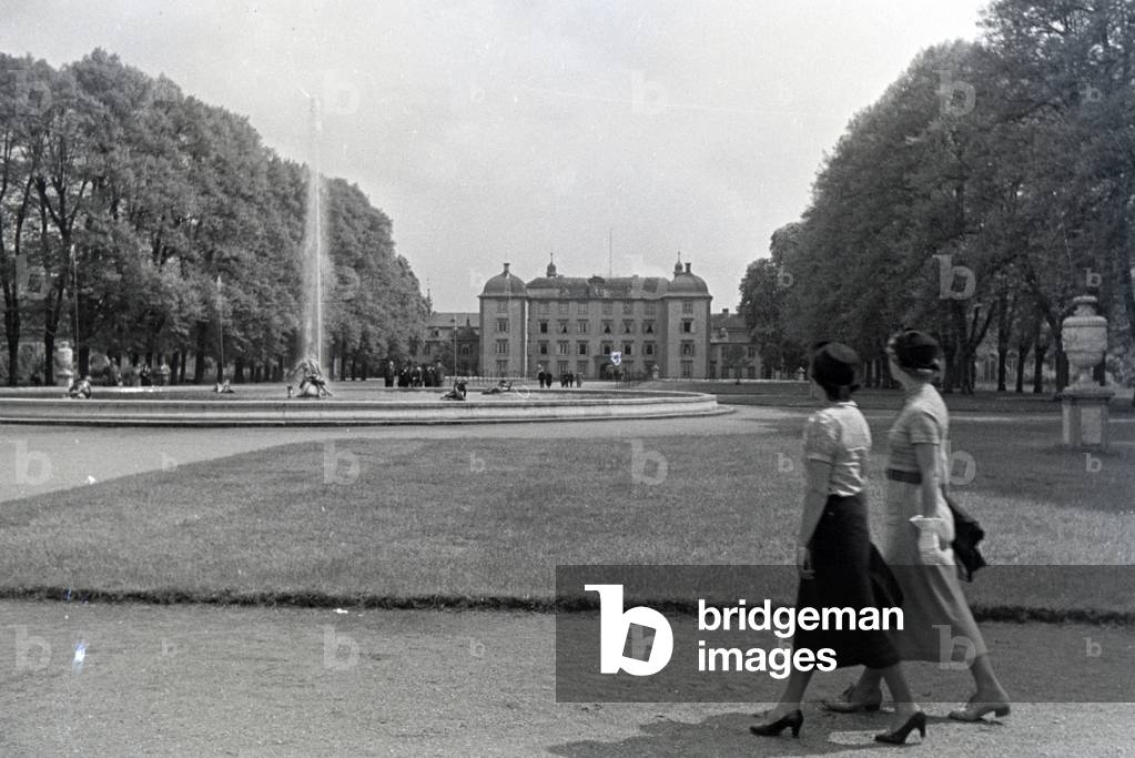 An excursion to Schwetzingen Palace, Germany 1930s (b/w photo)