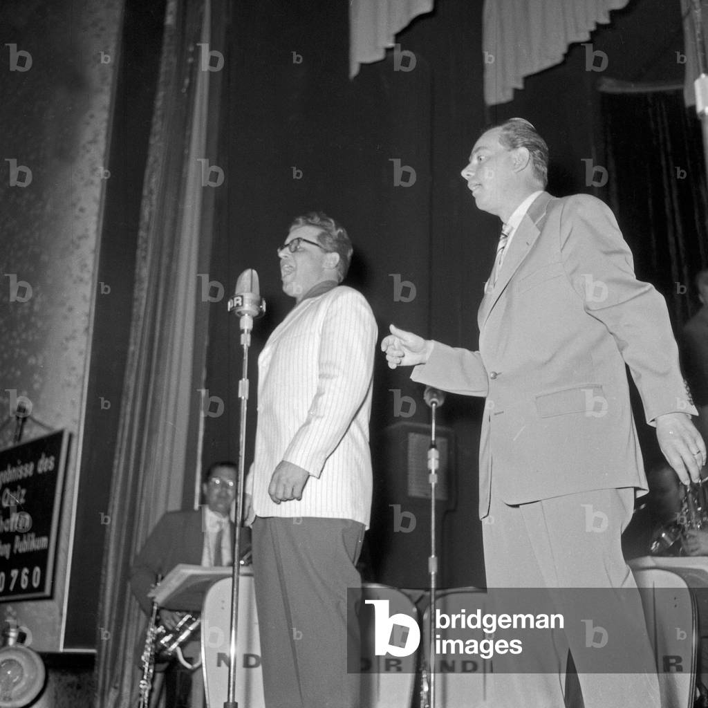 Two artists of the NDR bath tour at Heidelberg in July 1956, Germany 1950s