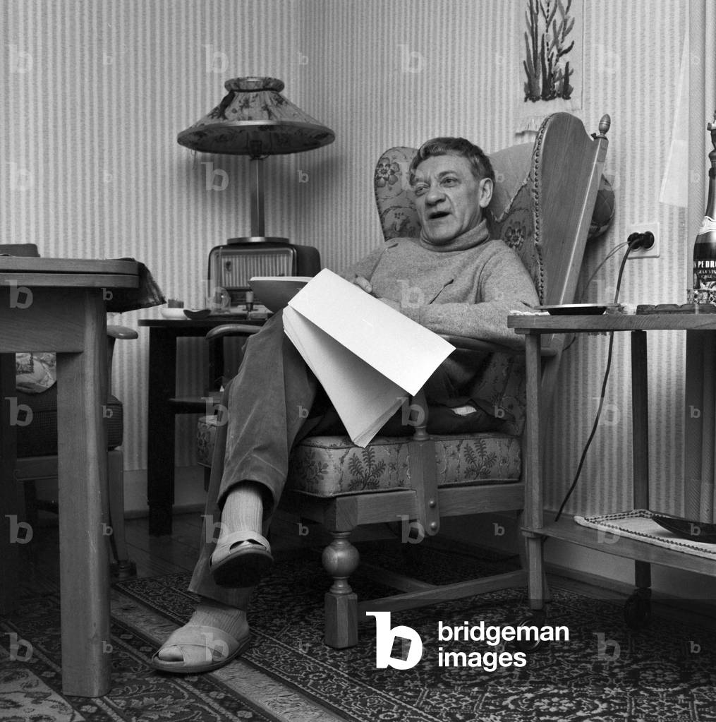 German actor and audio drama speaker Joseph Offenbach in his living room, beginning 1960s