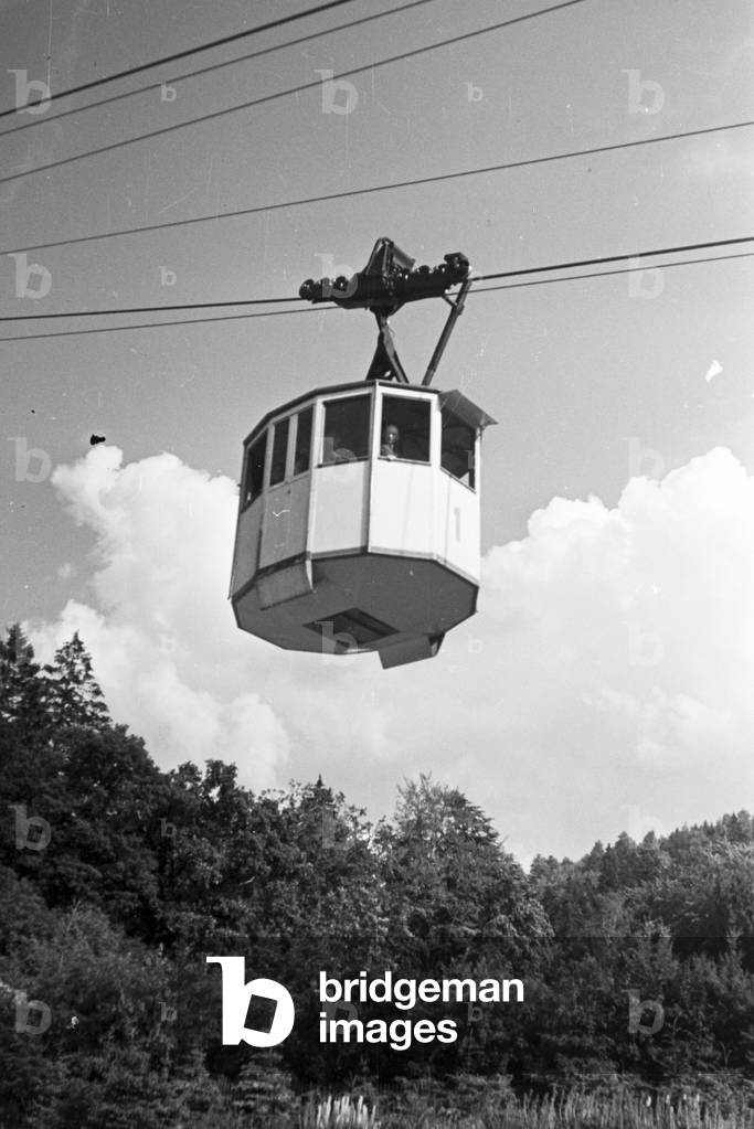 A gondola cableway with passengers, Germany 1930s (b/w photo)