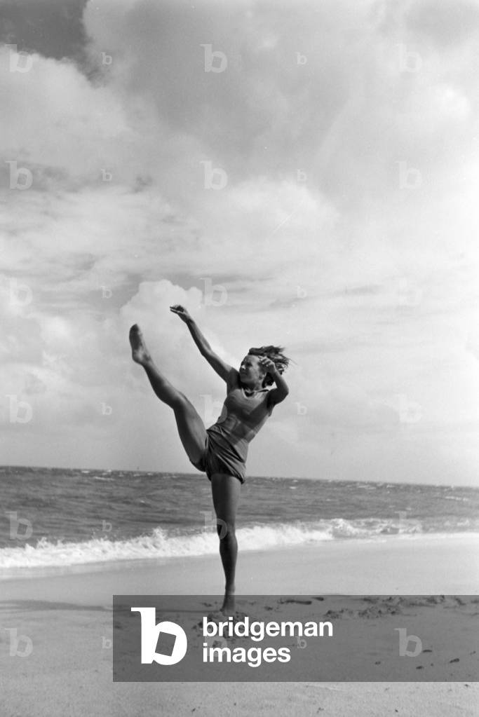 The popular dancer Gret Palucca on vacation on Sylt, Germany 1930s (b/w photo)