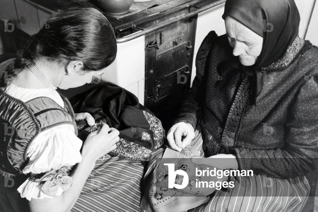 Silesian embroiderers working, Schönwald in Upper Silesia, Germany 1930s (b/w photo)