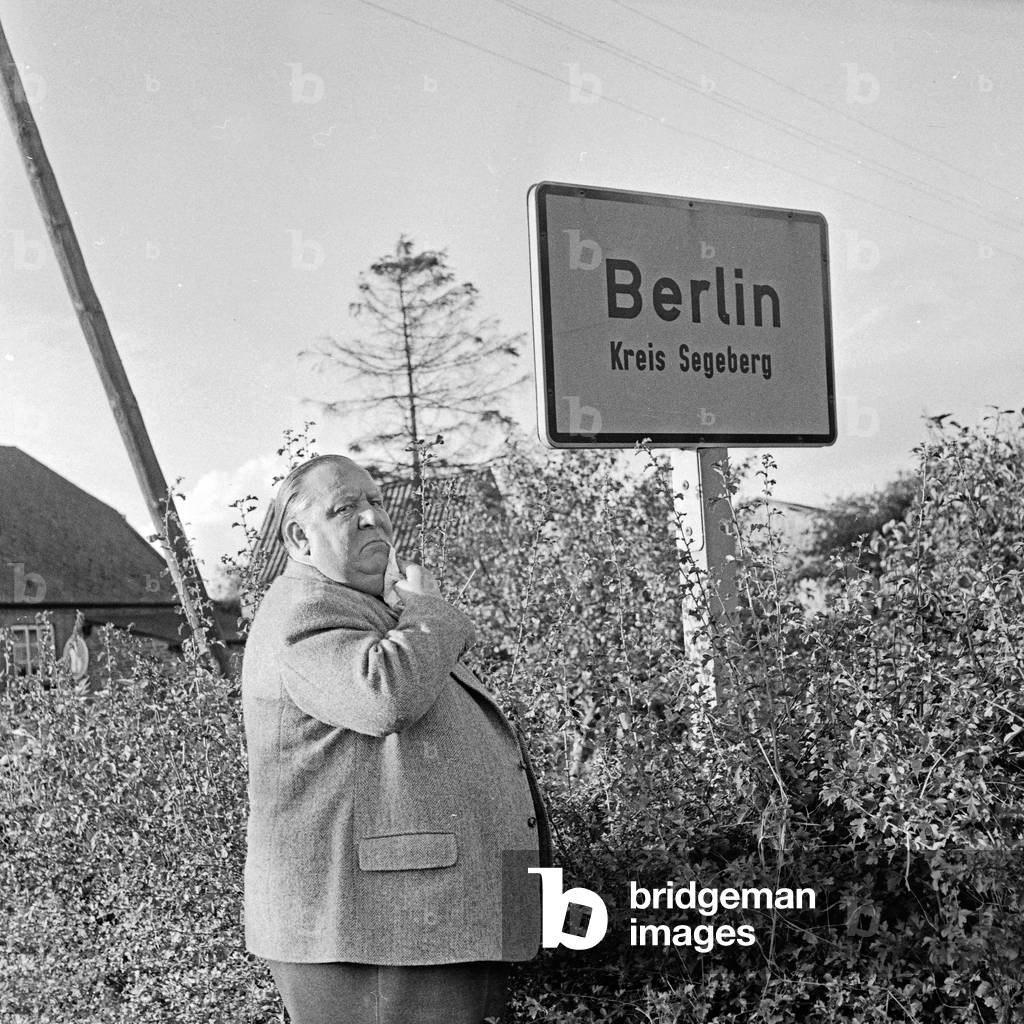Hamburg actor Walter Scherau producing a special at the village Berlin in Segeberg district, Germany 1950s