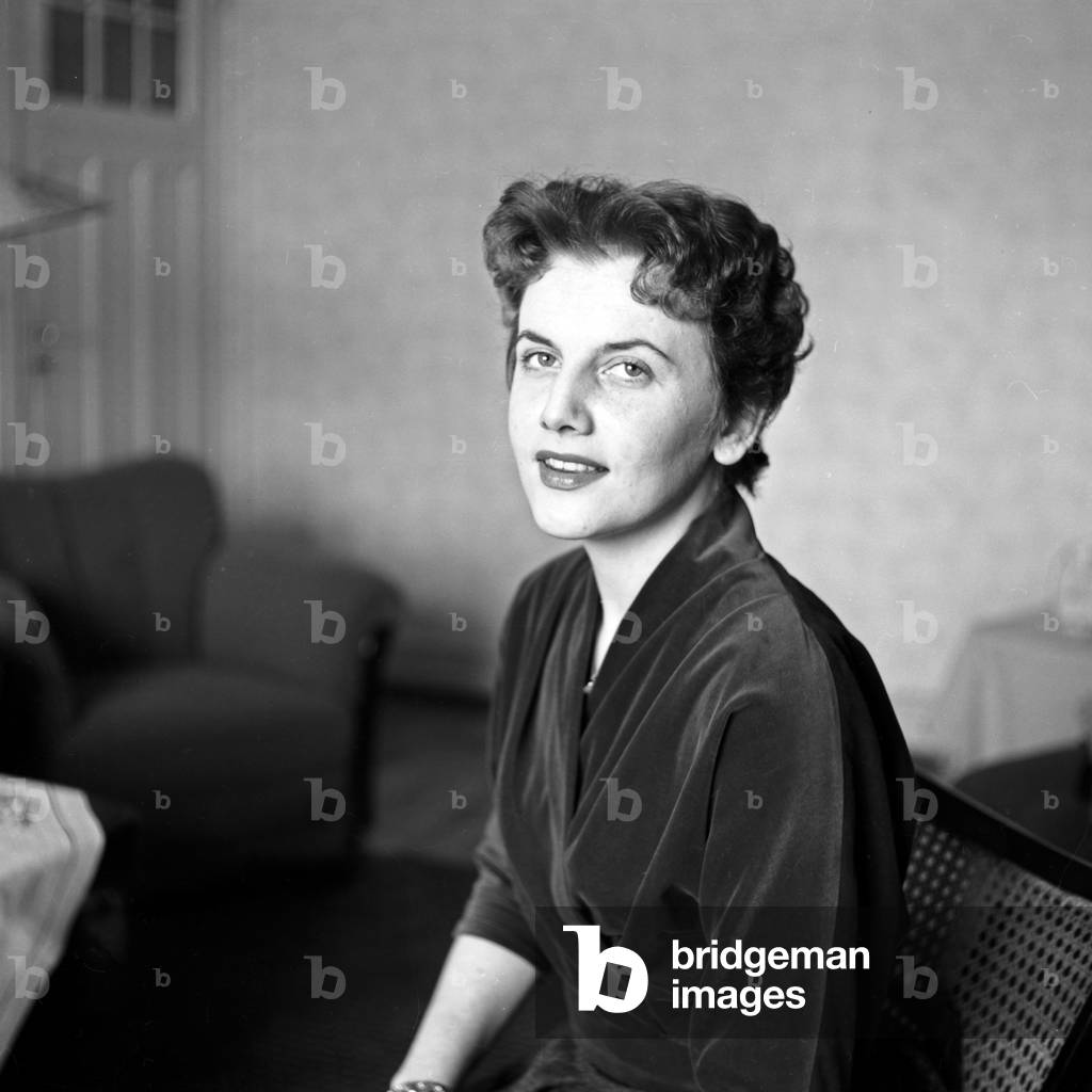 German singer and actress at a promo shooting at her flat, Germany 1950s