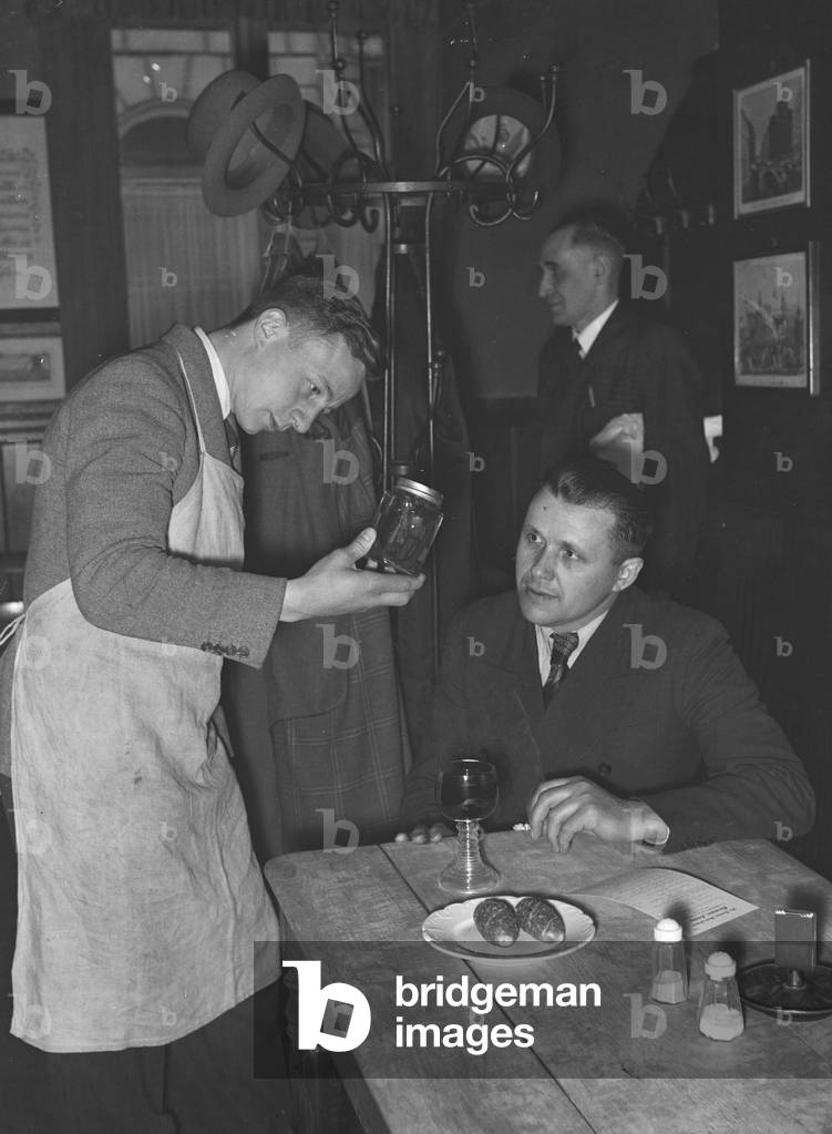 Impression of the daily business of a leech store at Berlin, Germany 1930s (b/w photo)