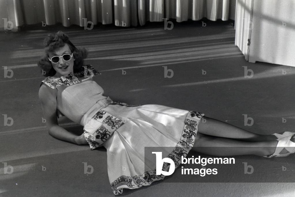A model trying a dress of fashion designer Annemaria Geise and Hilda Romatzki, Germany ca.1939 (b/w photo)