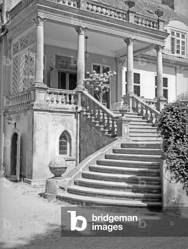 Entrance of Domnau castle, East Prussia 1930s (b/w photo)