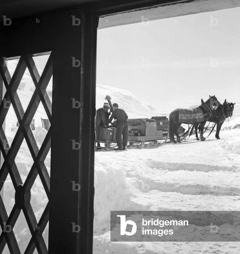 Winter vacation at the Arlberg area, Austria 1930s (b/w photo)