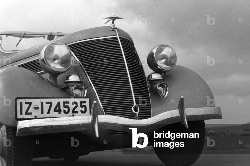 Face of the Ford V8 (b/w photo)