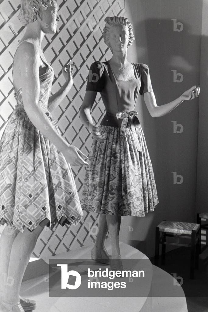 Display dummys wearing patterned summer dresses, made of the synthetic rubber vistra of the chemistry company I, G. Farbenindustrie AG, Germany 1940s (b/w photo)