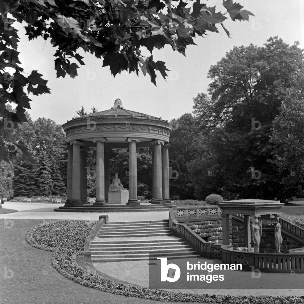 Elisabethenbrunnen well in the park at spa resort Bad Homburg, Germany 1930s (b/w photo)