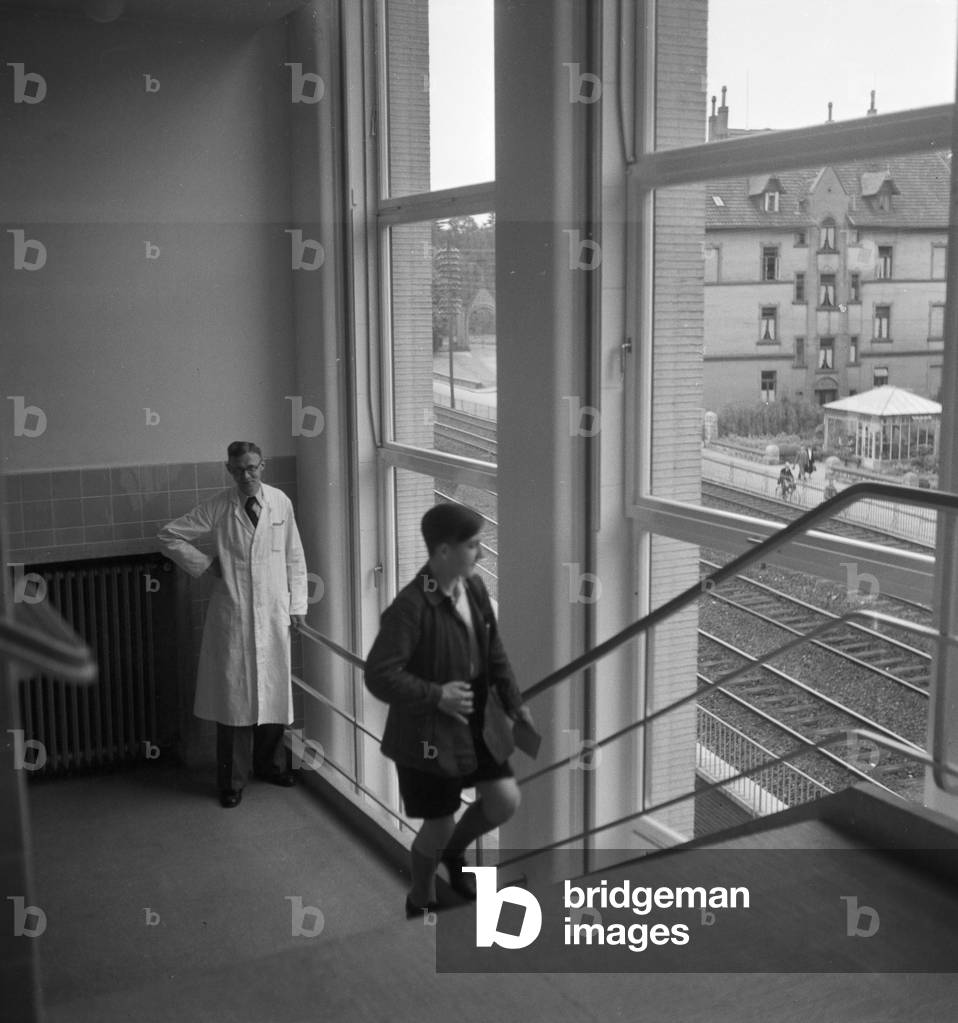 Child in Germany's 1930s (b/w photo)