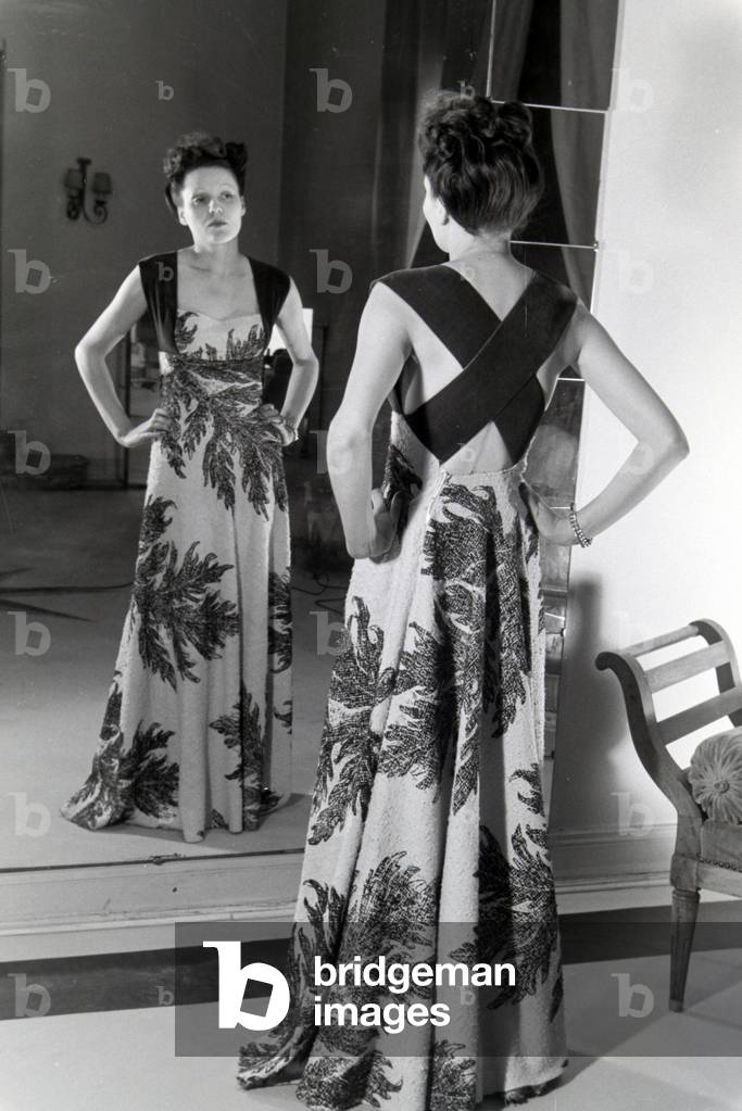A model trying a dress of fashion designer Nina Carell and Heinz Schulze-Bibernell, Germany ca.1939 (b/w photo)