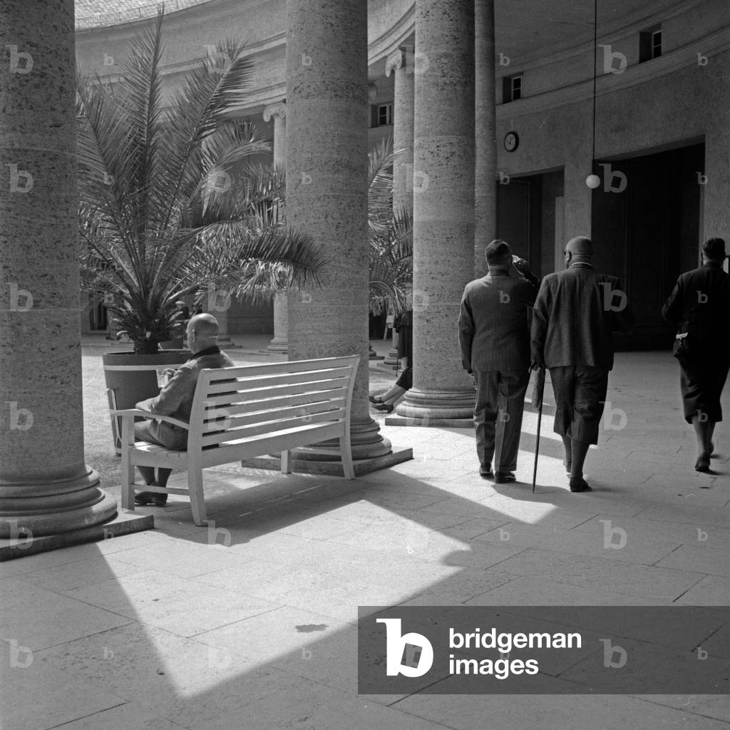 Men as spa guests walking throuig the colonnades of the spa resort at Bad Wildungen, Germany 1930s (b/w photo)