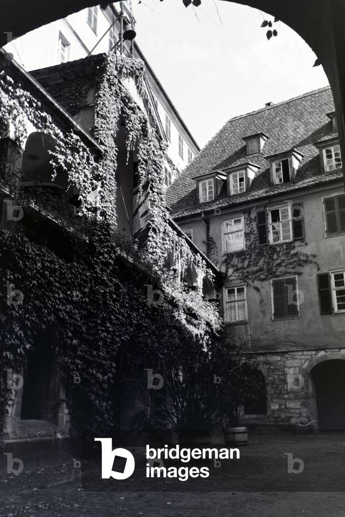 The patio of the Protestant church foundation in Tübingen, founded for the education of Protestant clerics, Germany 1930s (b/w photo)