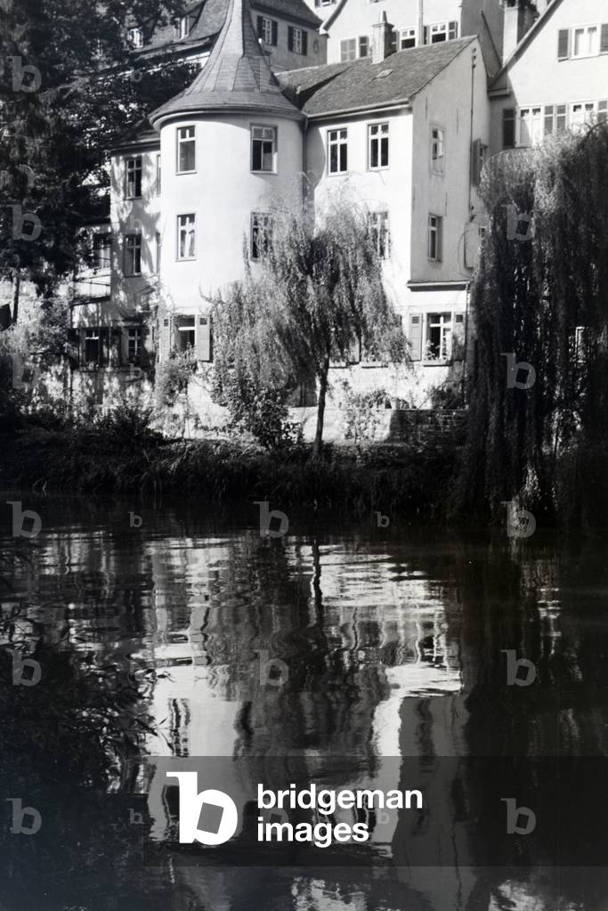 The facades of half-timbered houses along the Neckar with the Hölderlinturm in Tübingen, Germany 1930s (b/w photo)