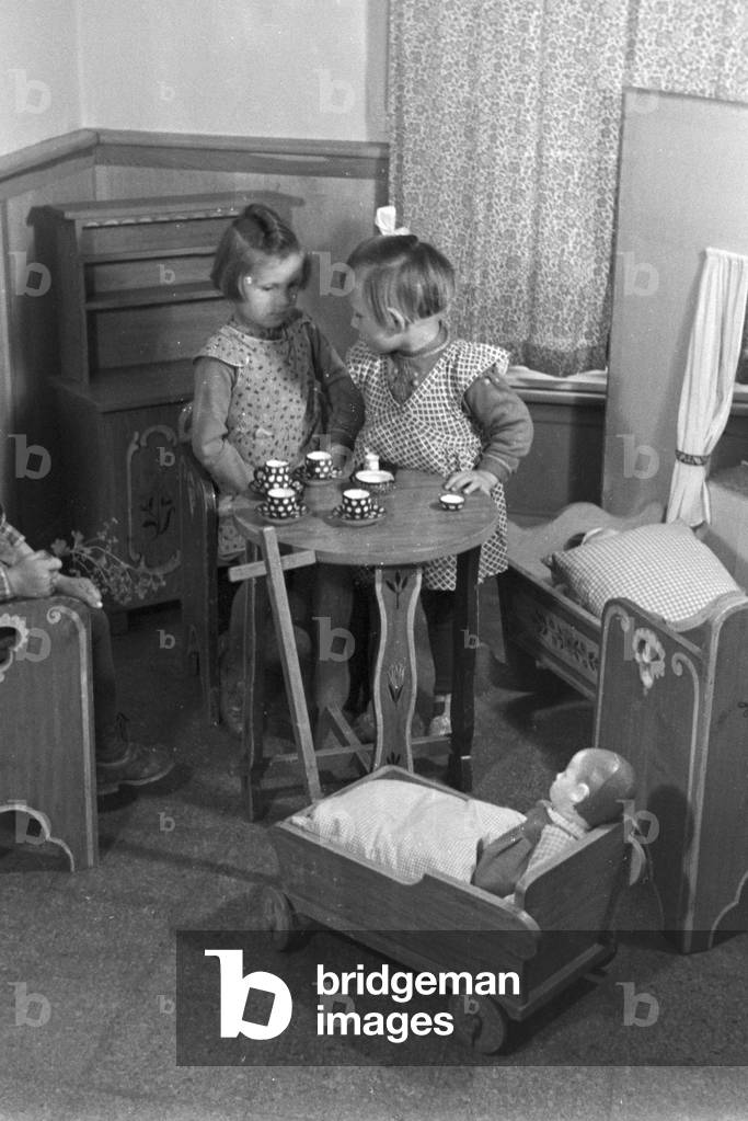 Toddlers playing in the kindergarten of the Fröbelhaus in Oberweißbach, Germany 1930s (b/w photo)