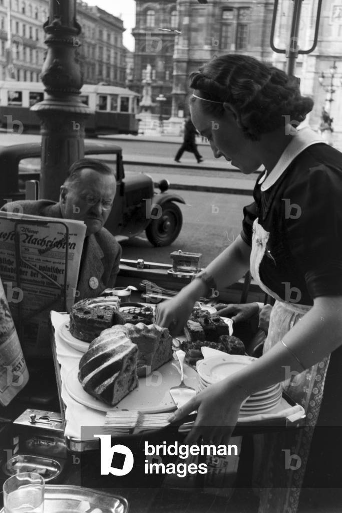 A cozy afternoon in a Viennese coffeehouse, Germany 1930s (b/w photo)
